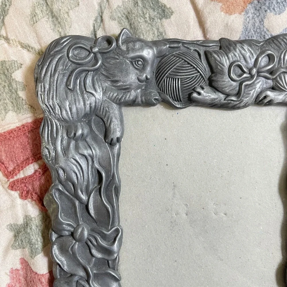 PICTURE PHOTO 3.5x5 FRAME cat kitten‎ silver metal Granny cottage Vtg yarn